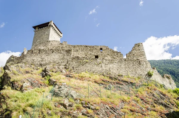 山の上に中世の城 — ストック写真