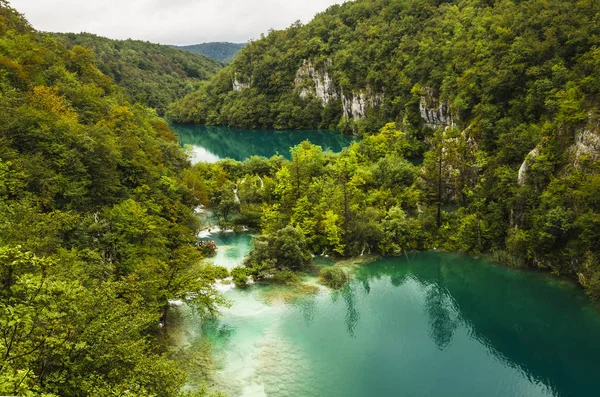iki ake ve dağlar Plitvice Gölleri Park peyzaj