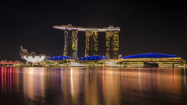 夜シンガポールのマリーナ湾の砂 — ストック写真