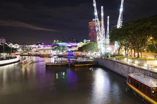 Gece tarafından Singapur Nehri — Stok fotoğraf