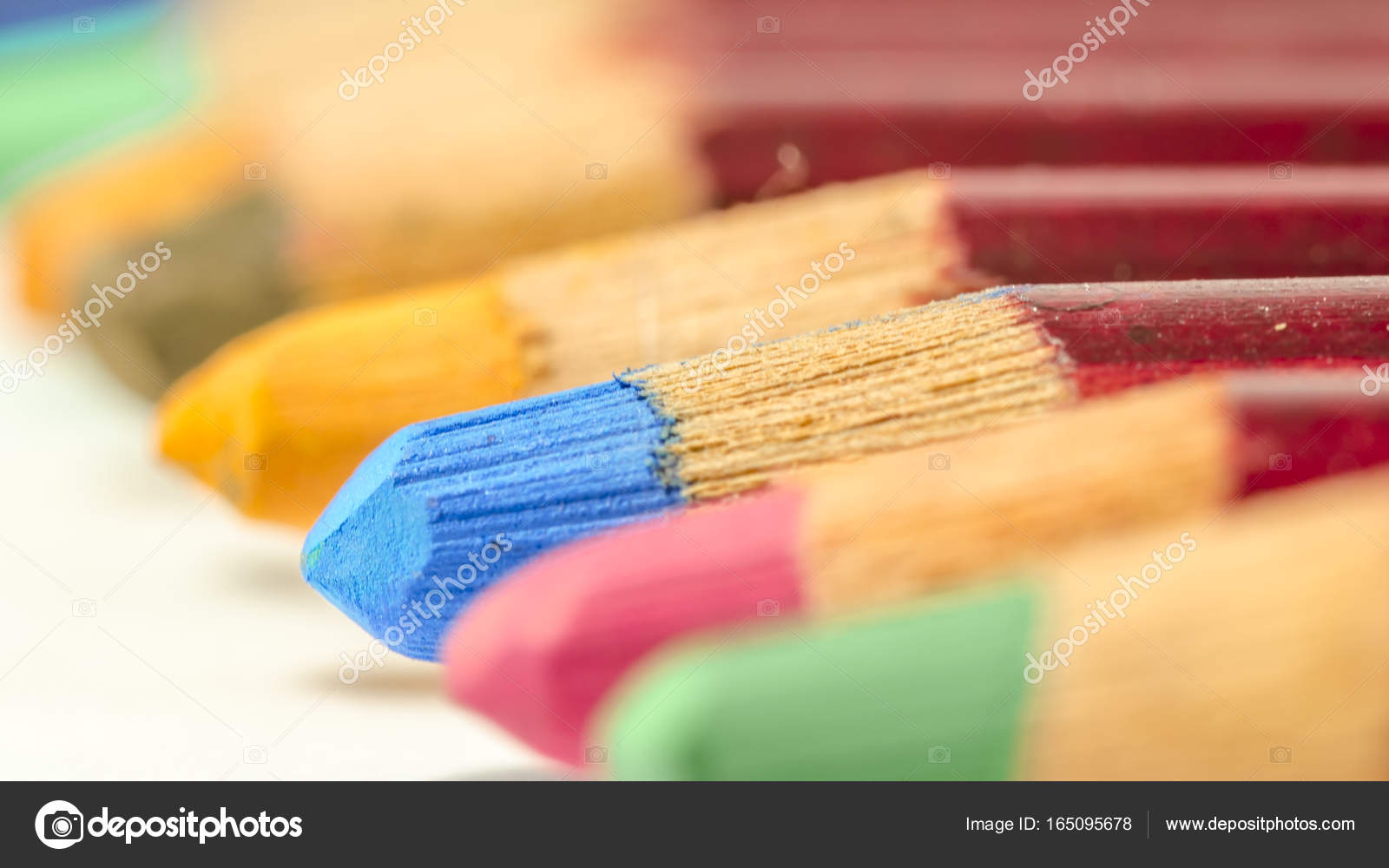 Gruppo di matite colorate in linea diversi colori solo la matita di bue su focus scuola disegno — Foto di marinzolich