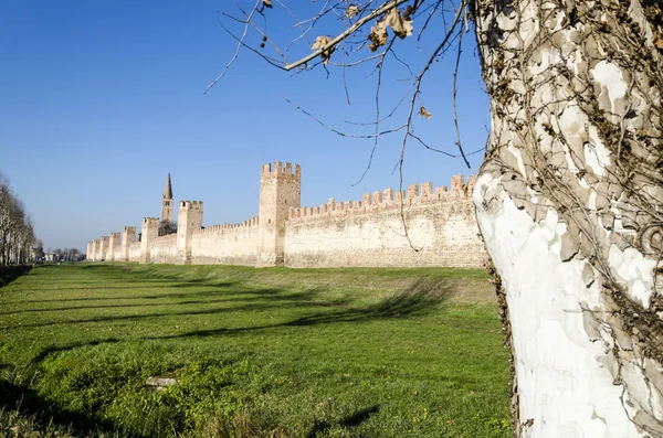 Murallas medievales de mantegnana — Foto de Stock