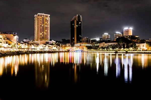 gece Singapur silüeti