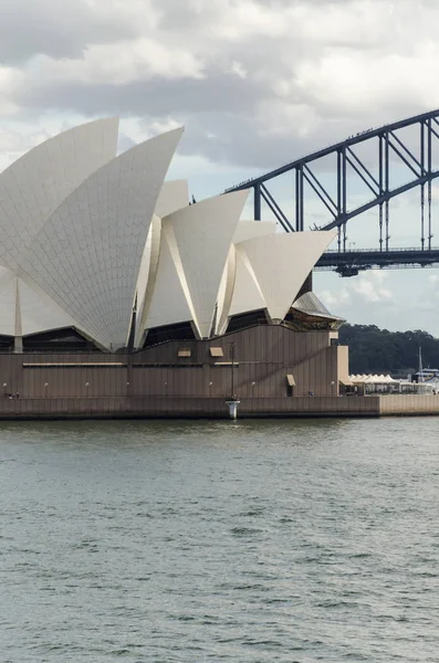 Sydney opera house en de ijzeren brug — Stockfoto