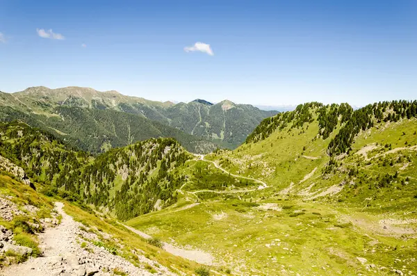 Yaz aylarında Alps görünümü