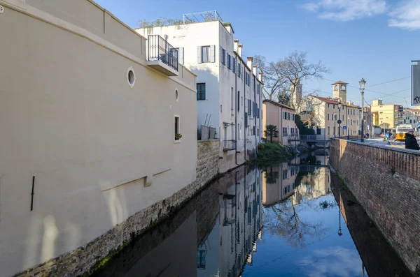 Reflexão sobre o canal — Fotografia de Stock