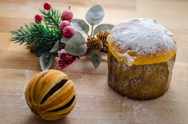 Панеттоне, мандарин и ягоды на Рождество — стоковое фото