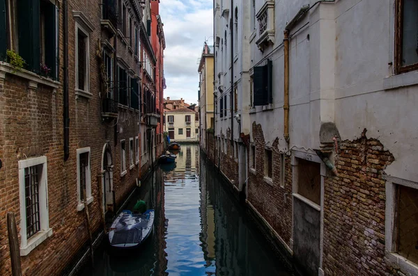 Kanal mavi gökyüzünün yansıması 