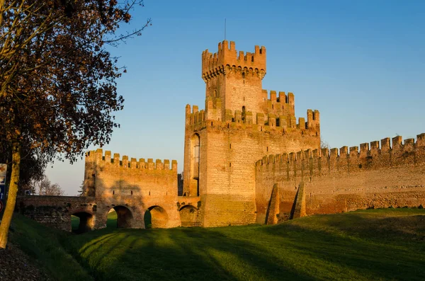 La torre del castillo — Foto de Stock