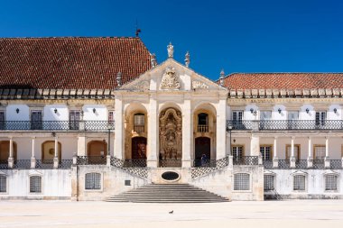 Coimbra Üniversitesi 'nin ana girişine giden merdiven.