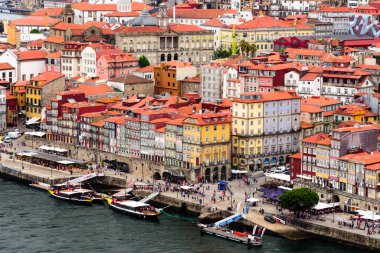 Gündüzleri eski kasaba manzarası (cais do ribeira). Yaz. Porto. portalal.