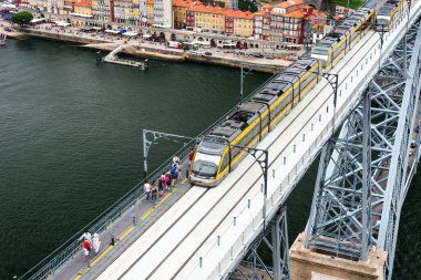 2019 yazında metro treni geçtiğinde ikonik köprü dom luis manzarası