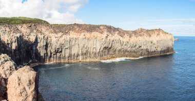 Cliff 'le birlikte Terceira' daki kayalık deniz manzarası. Portekiz 'de deniz manzarası.