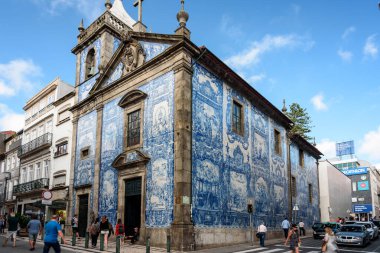 Santa Caterina Caddesi, Porto 'daki Ruhlar Şapeli' nin (Capela da Almas) dış cephesi. Portekiz 'de Azulejos fayansı.