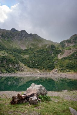 İtalyan Alpleri 'nin tepesindeki Alp buzul gölü manzarası. Dolomitlerin gizli bir yeri. İtalya