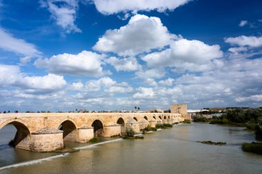Cordoba 'daki Guadalquivir üzerindeki Roma Köprüsü manzarası. Endülüs, İspanya
