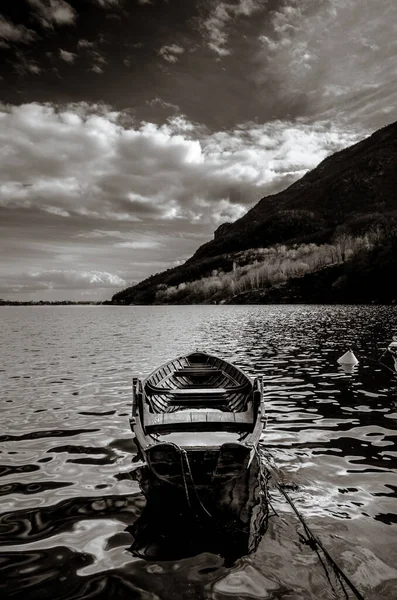 Вид Одинокой Пустой Лодки Стоящей Якоре Закате Одиночество Свобода — стоковое фото