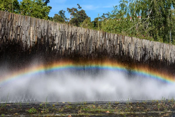 Kunstmatige Regenboog Muur Fontein Coimbra Griekenland Rechtenvrije Stockfoto's