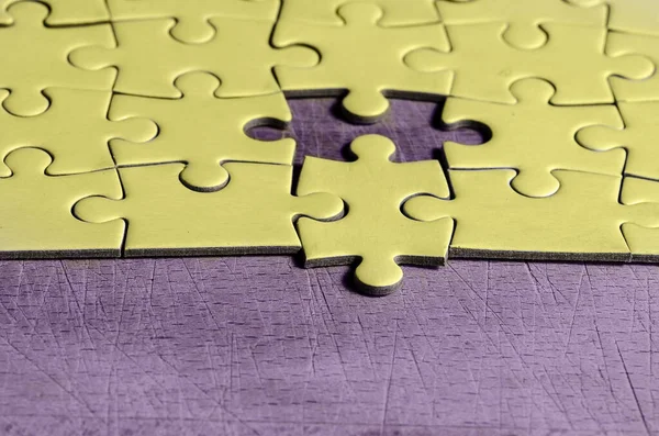 Weißes Puzzle Mit Einem Teil Falscher Position Über Schwarzem Holztischhintergrund — Stockfoto
