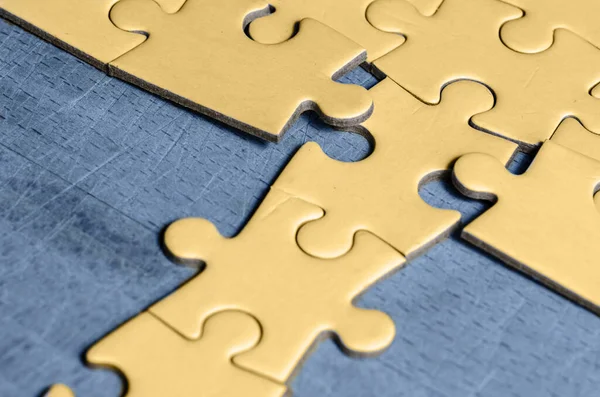 Witte Decoupeerzaag Puzzel Met Een Rij Verkeerde Positie Houten Tafelachtergrond — Stockfoto