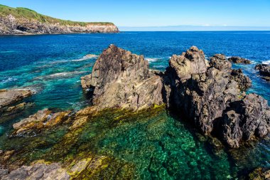 terceira içinde kayalık deniz cliff içinde belgili tanımlık geçmiş ile görünümünü. deniz manzarası azores, Portekiz.