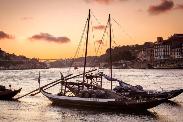 Barco Con Barril Vino Oporto Sobre Río Douro Atardecer Porto —  Fotos de Stock