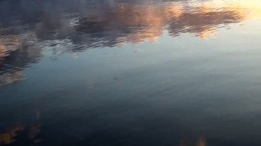 Bulut yansımaları göl yüzeyi