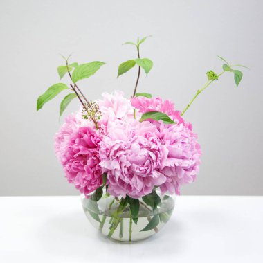 Cam vazo içinde pembe peonies buket bahar