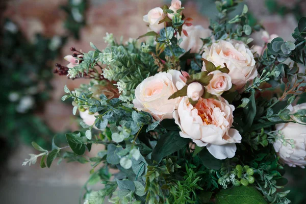 Elegante Ramo Rosas Con Hojas Verdes Maceta Vintage —  Fotos de Stock