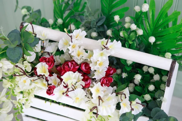 Beyaz ahşap sandık çiçek dekoratif kompozisyon