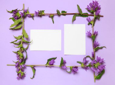 Çan Lila zemin üzerine yapılan çiçek çerçeve.