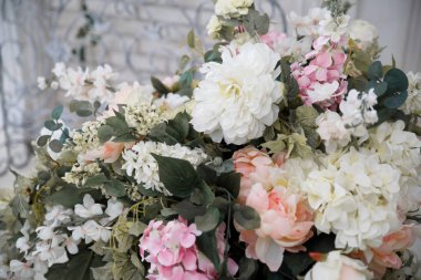 Pions ve ortanca çiçek aranjmanı.