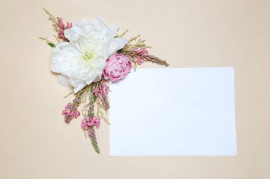 Pion ve metin için bir levha ile dekoratif çerçeve çiçek.