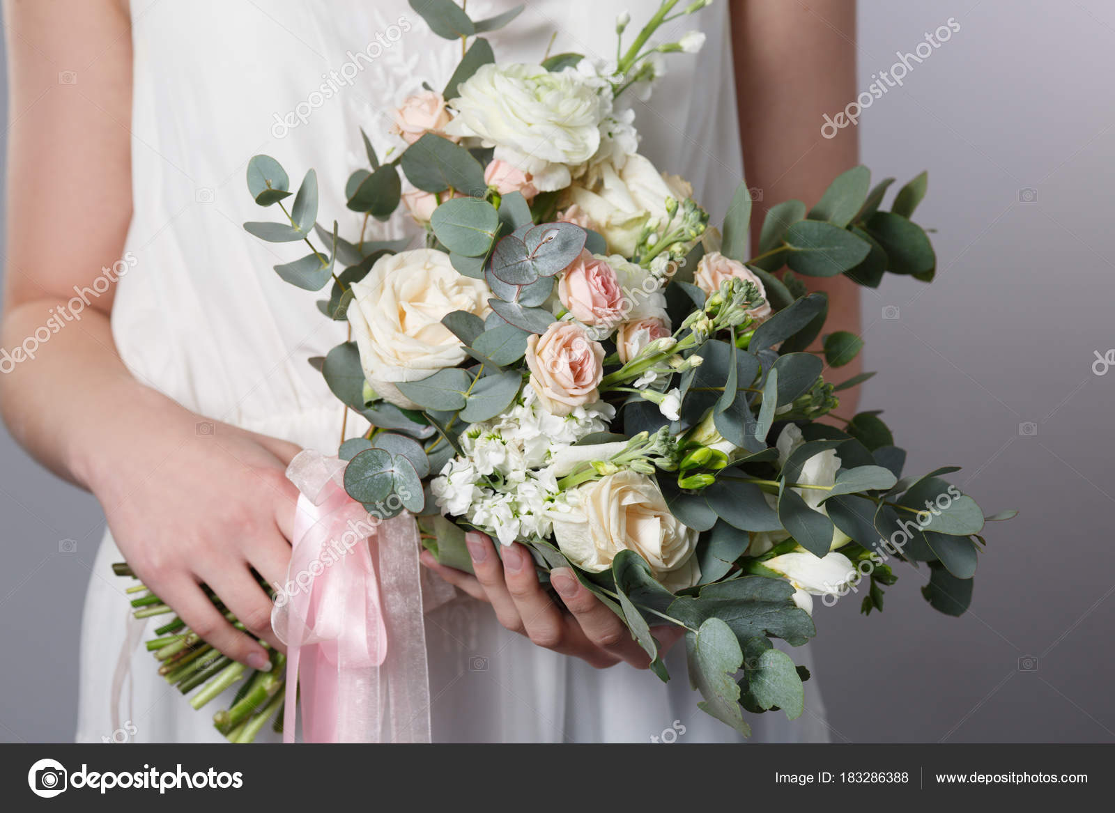 Buquê Casamento Suave Com Eucalipto Mãos Noiva — Fotografias de Stock ©  Ksenia_Pelevina #183286388