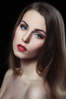 siyah arka plan üzerine ihale kadın portresi