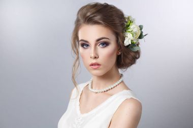 gelin saç modeli gri arka plan üzerinde çelenk ile portresi