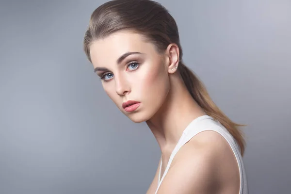 Retrato Mujer Joven Con Maquillaje Natural —  Fotos de Stock