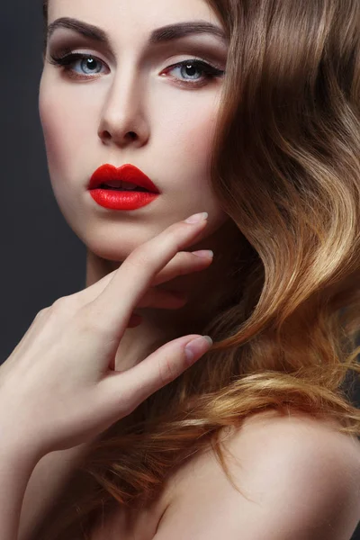 Retrato Moda Mulher Com Cachos Batom Vermelho Sobre Fundo Preto — Fotografia de Stock