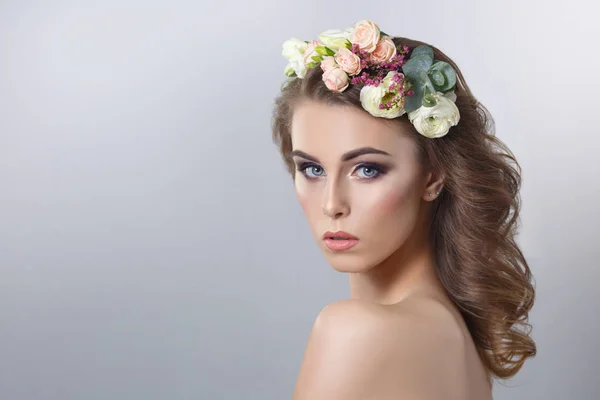 頭に花輪を捧げると若い女性の繊細なポートレート — ストック写真