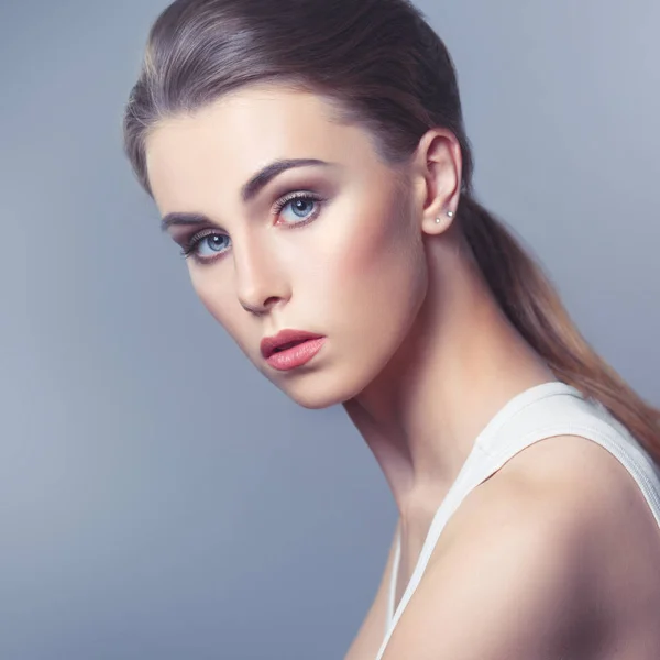 Retrato Mujer Joven Con Maquillaje Natural —  Fotos de Stock