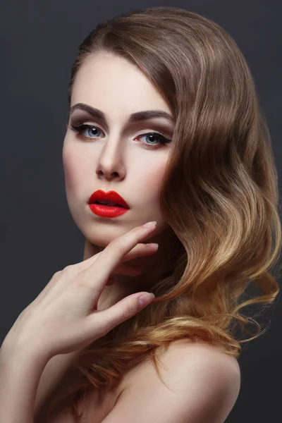 Retrato Moda Mujer Con Rizos Lápiz Labial Rojo Sobre Fondo — Foto de Stock
