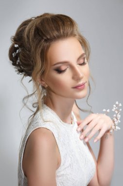 Güzel zarif saç modeli, gri bir arka plan ile güzel gelin