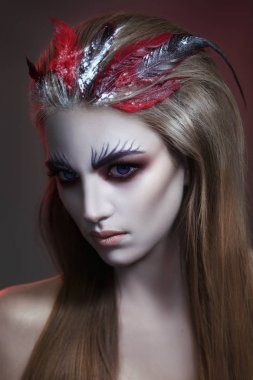 Moda Güzellik Portresi bir kızla karanlık makyaj ve tüylü yaratıcı saç modeli.