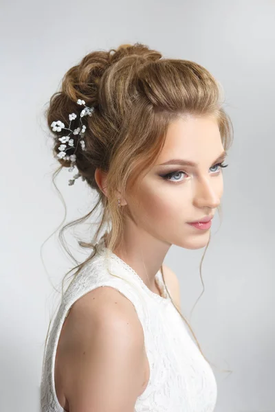 Hübsche Braut Mit Schöner Eleganter Frisur Auf Grauem Hintergrund — Stockfoto