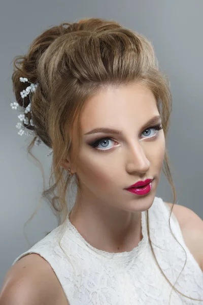Güzel Saç Modeli Gri Arka Plan Üzerinde Parlak Kalıcı Makyaj — Stok fotoğraf