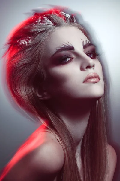 Fashion Beauty Portrait Girl Dark Makeup Creative Hairstyle Feathers — Stock Photo, Image