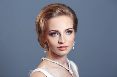 Gri bir arka plan üzerinde çilli kızıl saçlı gelin Güzellik Portresi