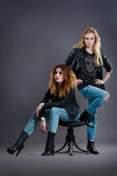 Δύο Σέξι Rocker Κορίτσια Ποζάρουν Ένα Σκούρο Φόντο — Φωτογραφία Αρχείου