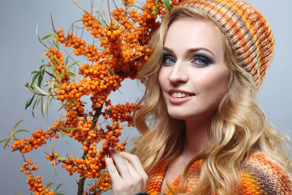 Deniz-topalak ışık gri arka plan üzerinde bir dalı ile mutlu sarışın kadın portresi