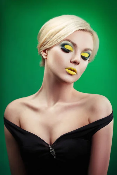 Szépség Szexi Fekete Kimenőruha Lenézett Zöld Háttérrel Sárga Smink Gyönyörű — Stock Fotó